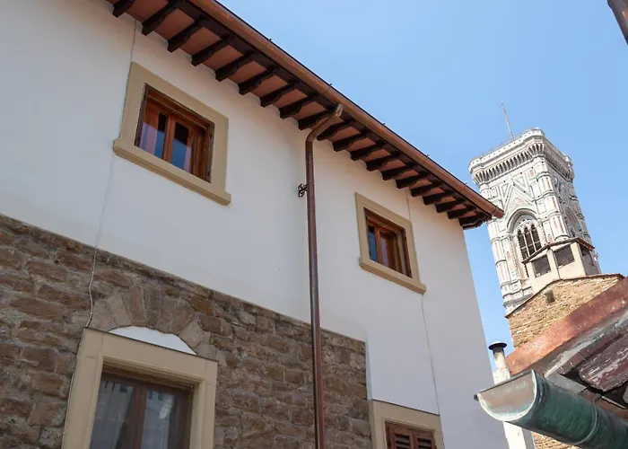 All'ombra Del Campanile Di Giotto